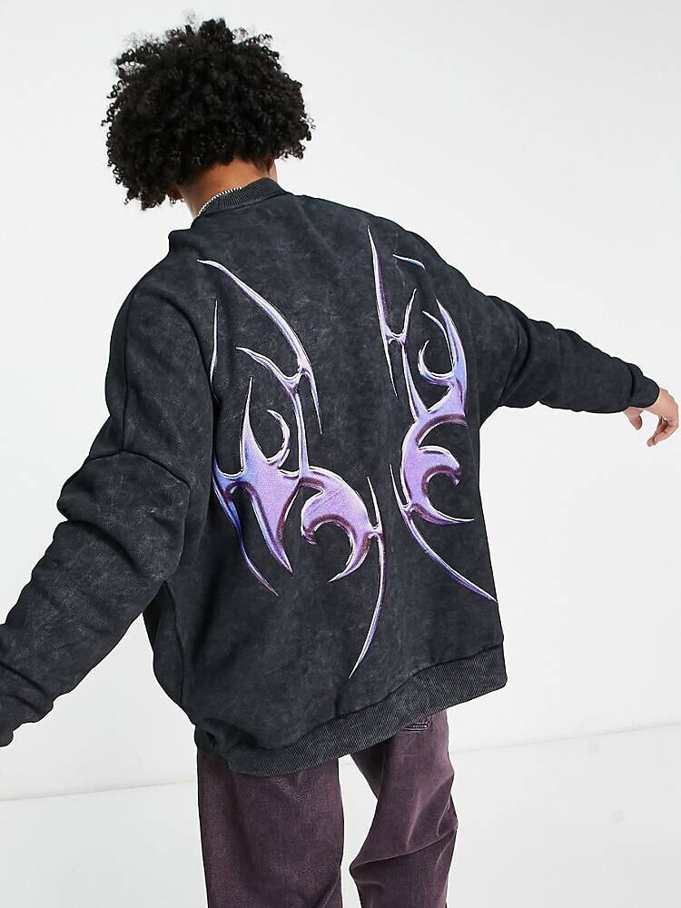 ASOS DESIGN – Super Oversized Sweatshirt in schwarzer Acid-Waschung mit Rückenprint