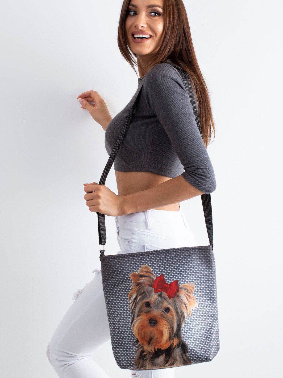 Женская сумка Factory Price с принтом собаки серая,  основное отделение на молнии, внутренний карман для телефона и безделушек, длинный регулируемый ремень.