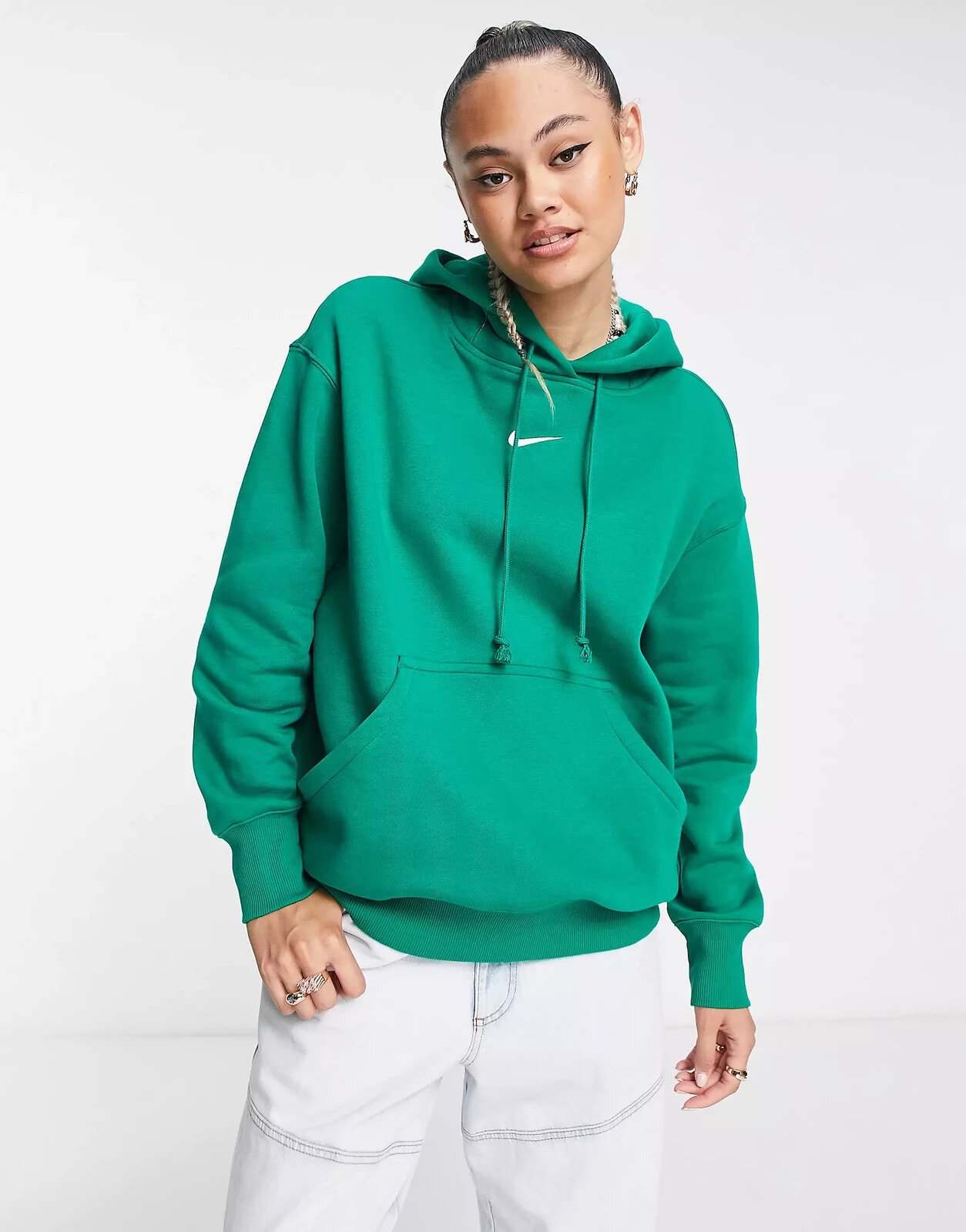 Nike – Oversize-Kapuzenpullover in Grau und Segelweiß mit kleinem Swoosh-Logo