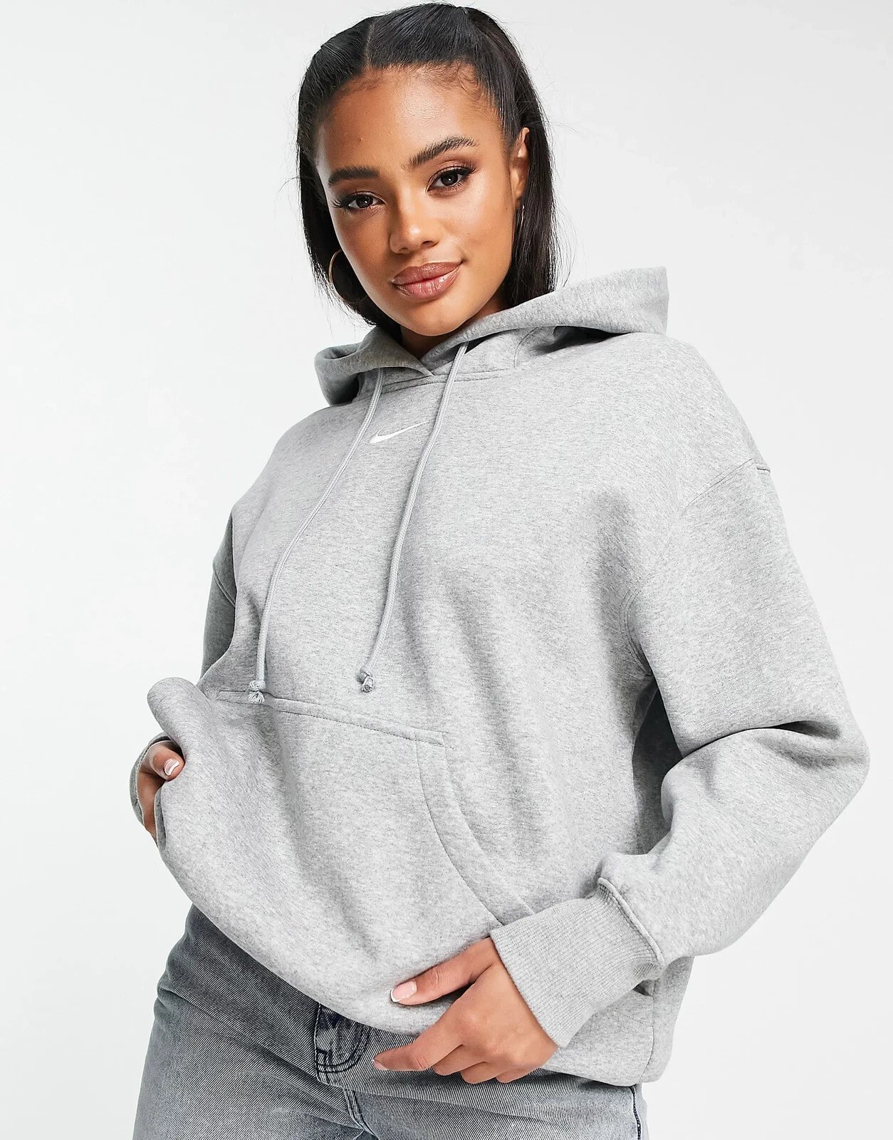 Nike – Oversize-Kapuzenpullover in Grau und Segelweiß mit kleinem Swoosh-Logo