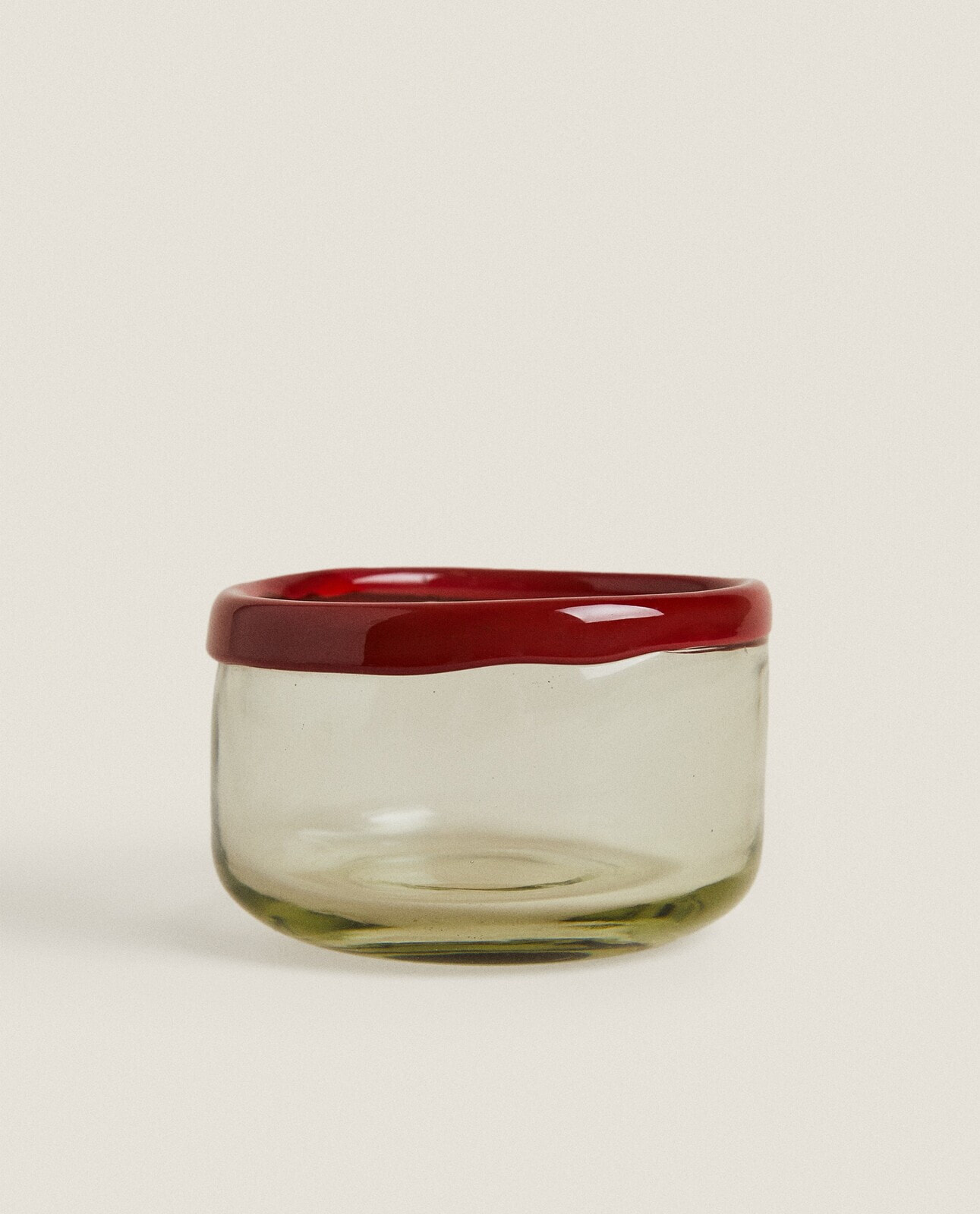 Rimmed glass bowl