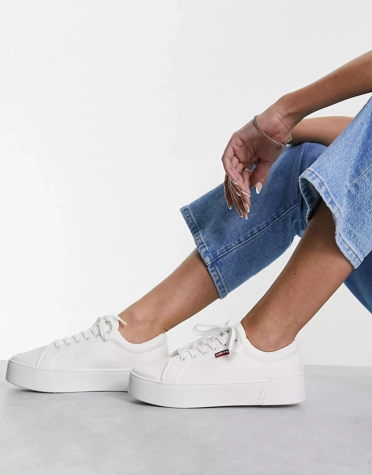 Levi's – Tijuana – Sneaker in Weiß mit kleinem Logo und flacher Plateausohle