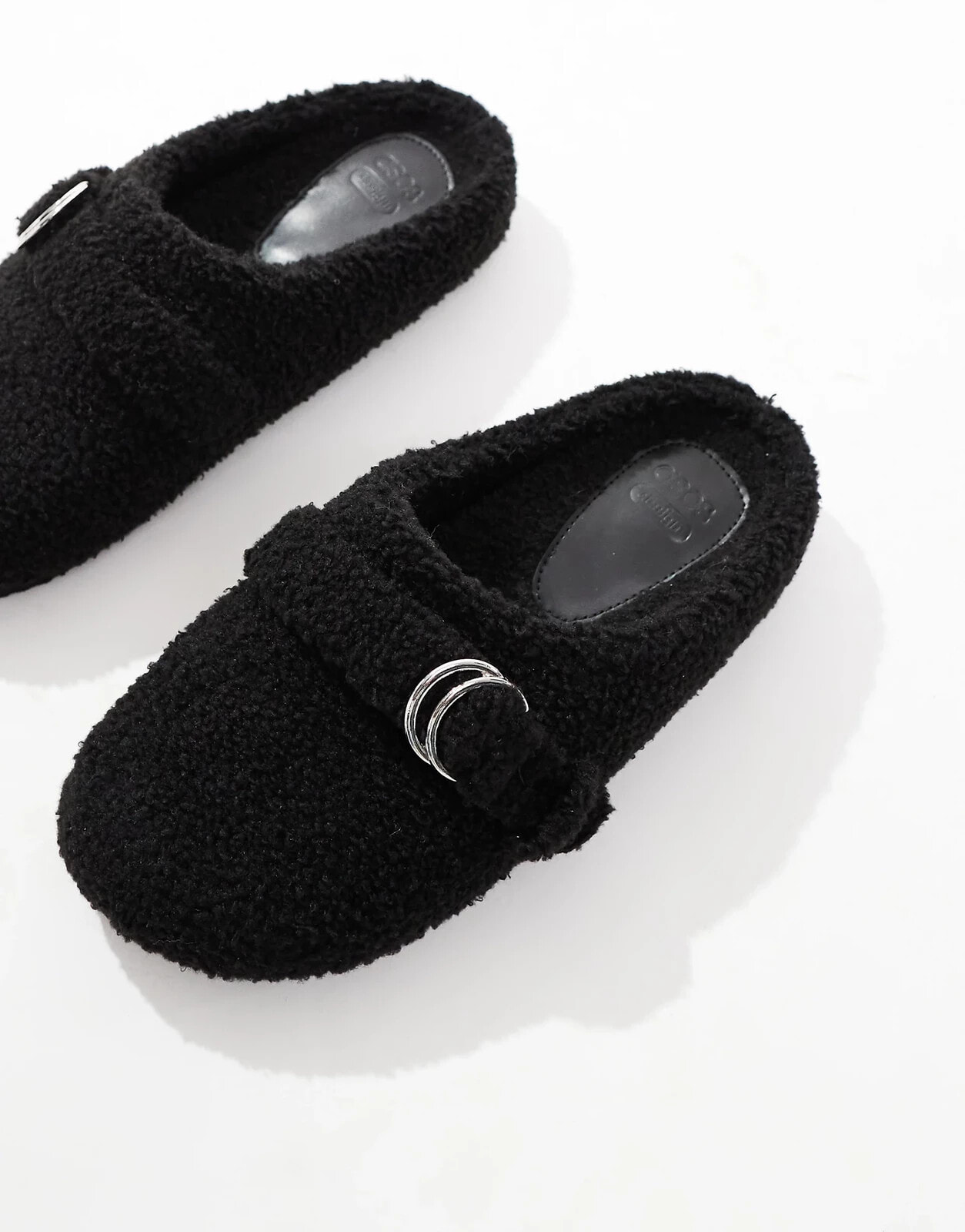 ASOS DESIGN – Zanders – Teddyfell-Pantoffeln in Schwarz mit Schnallendetail