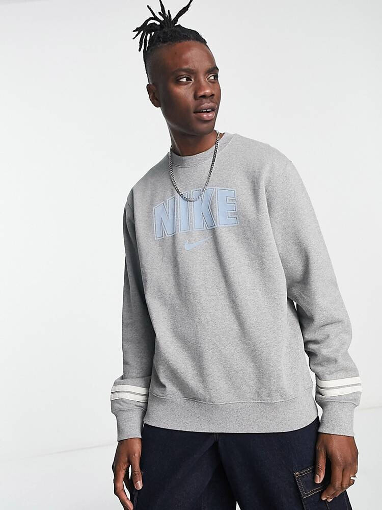 Nike – Sweatshirt in Grau meliert mit Retro-Print auf der Brust und Rundhalsausschnitt
