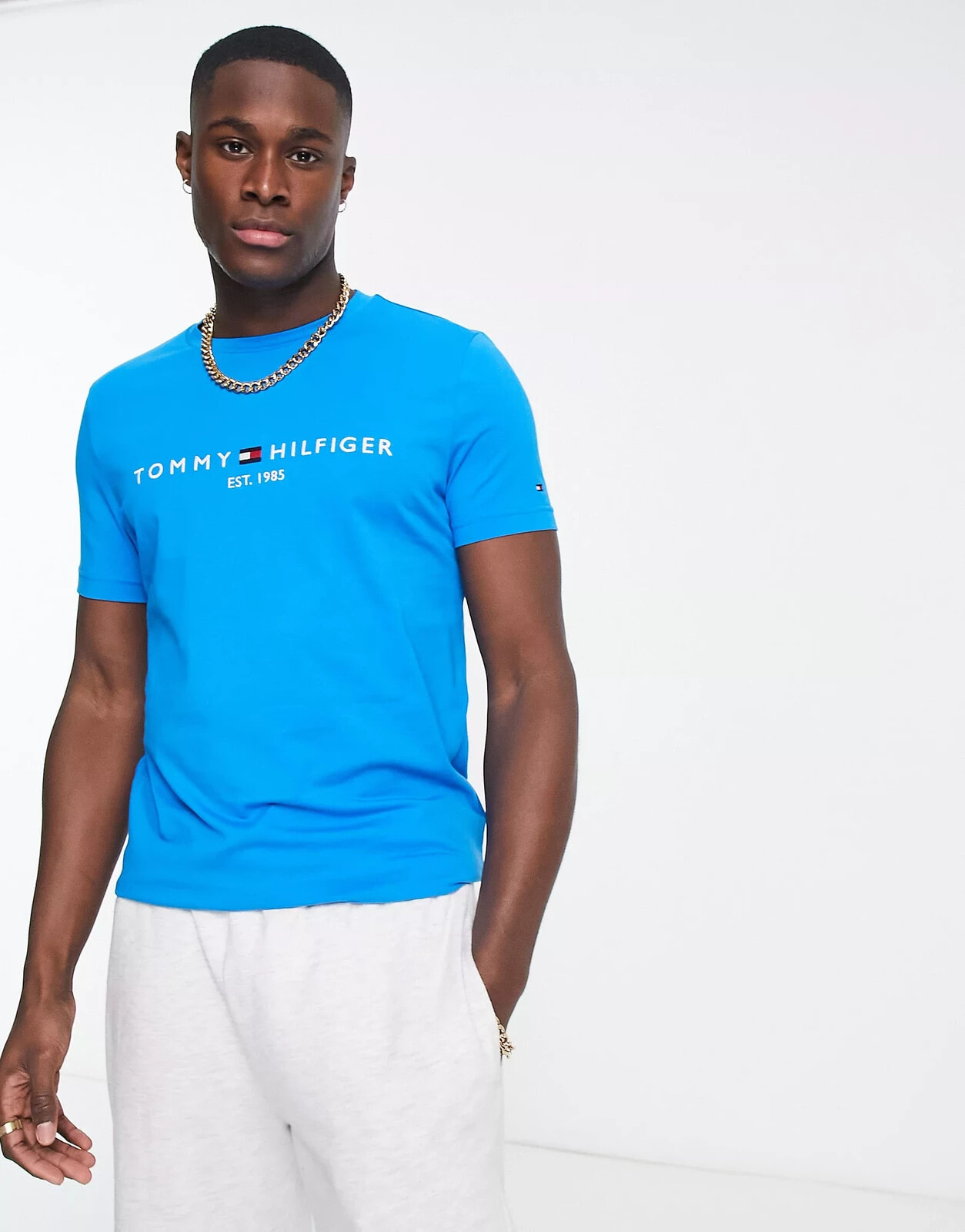 Tommy Hilfiger – T-Shirt in verblichenem Indigoblau mit Stickerei vorne