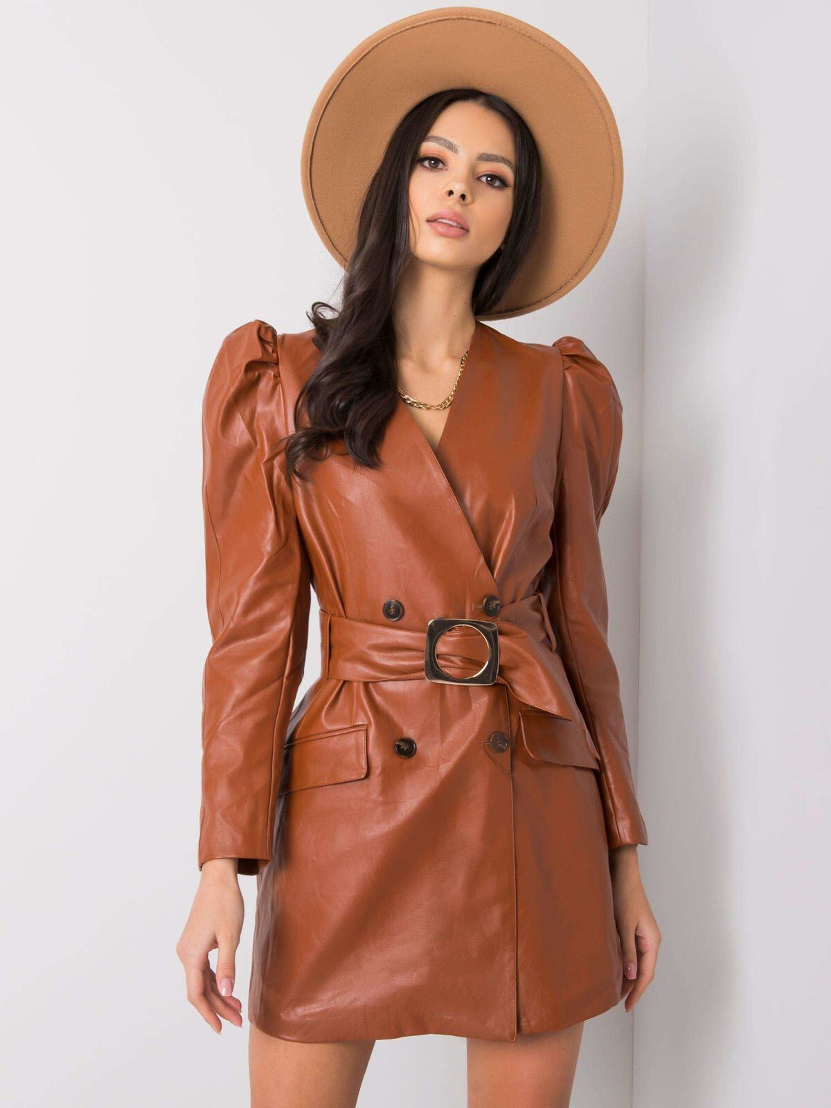 Женское кожаное платье-пиджак с поясом и накладными карманами и с рукавами фонариками коричневое Factory Price