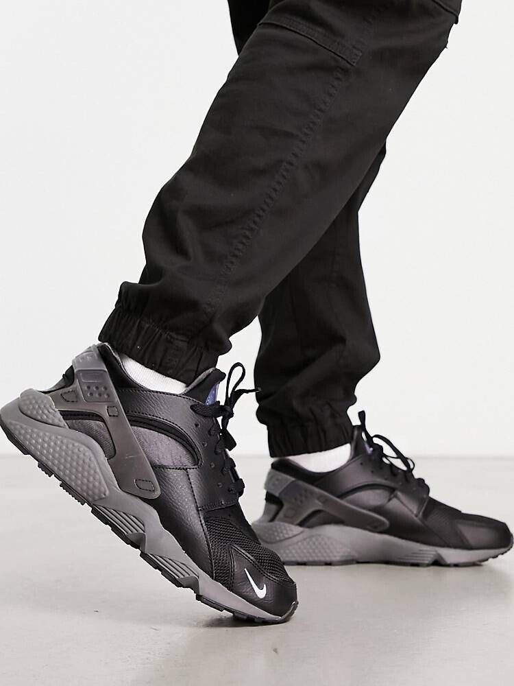 Nike – Air Huarache – Sneaker in Schwarz und Grau