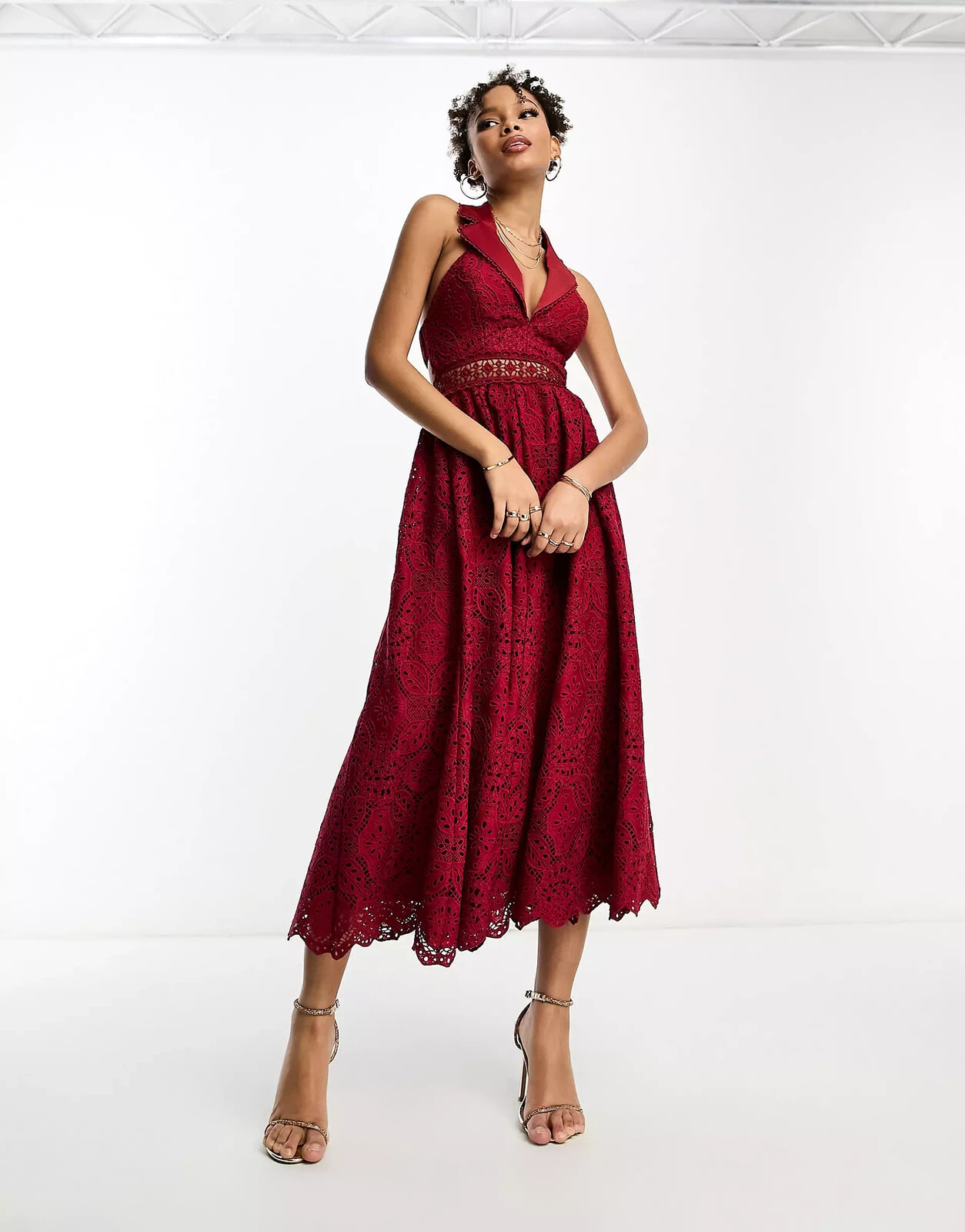 ASOS DESIGN – Midikleid in Weinrot mit Spitze, Rückenausschnitt und Kragen