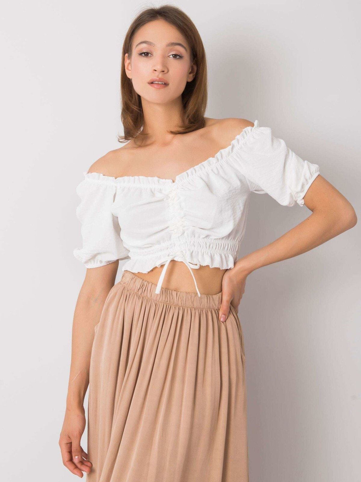 Женская укороченная блузка с коротким рукавом бежевая Factory Price