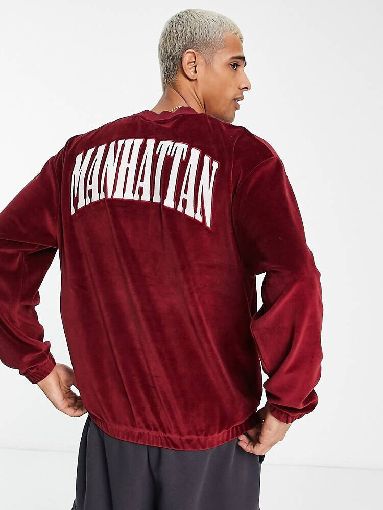 ASOS DESIGN – Oversize-Sweatshirt aus weinrotem Velours mit „Manhattan“-Schriftzug vorne und Stickerei am Rücken