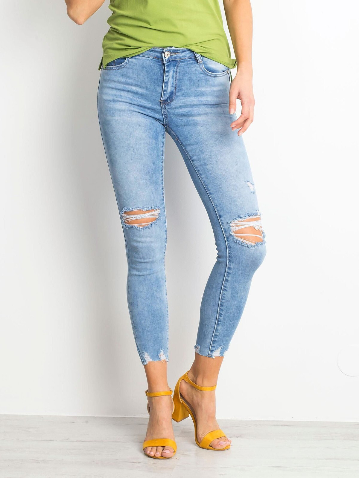 Женские джинсы  скинни со средней посадкой укороченные рваные голубые Factory Price