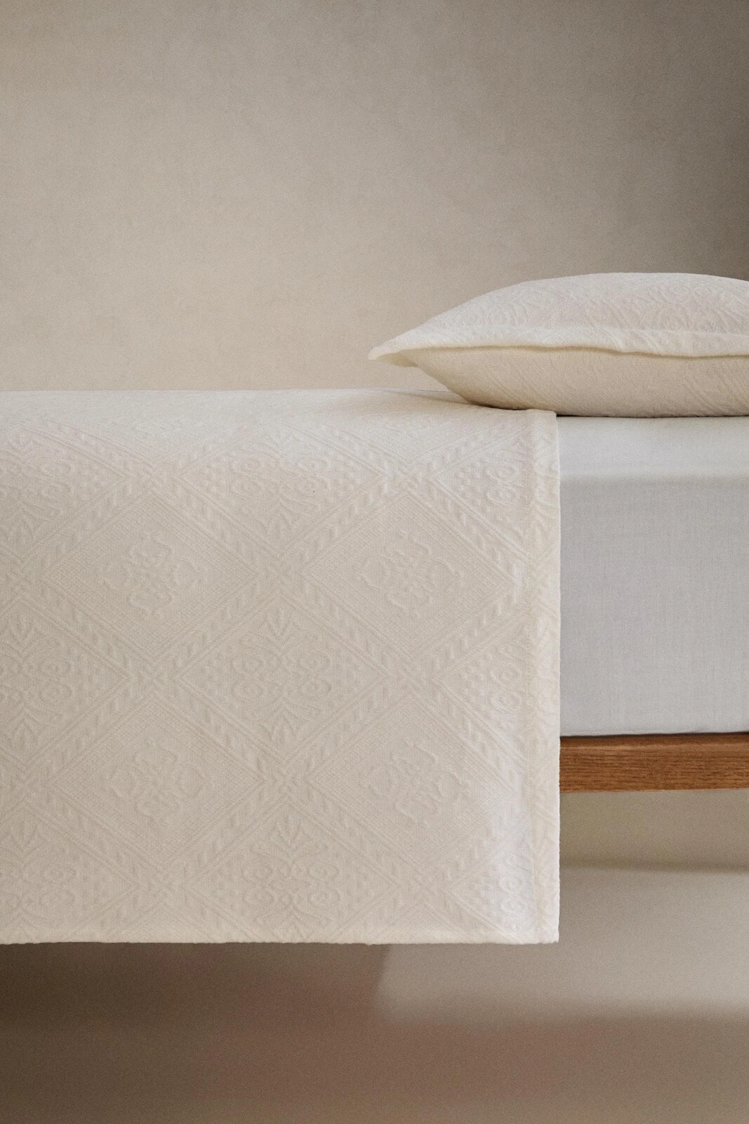 Cotton bedspread with geometric design