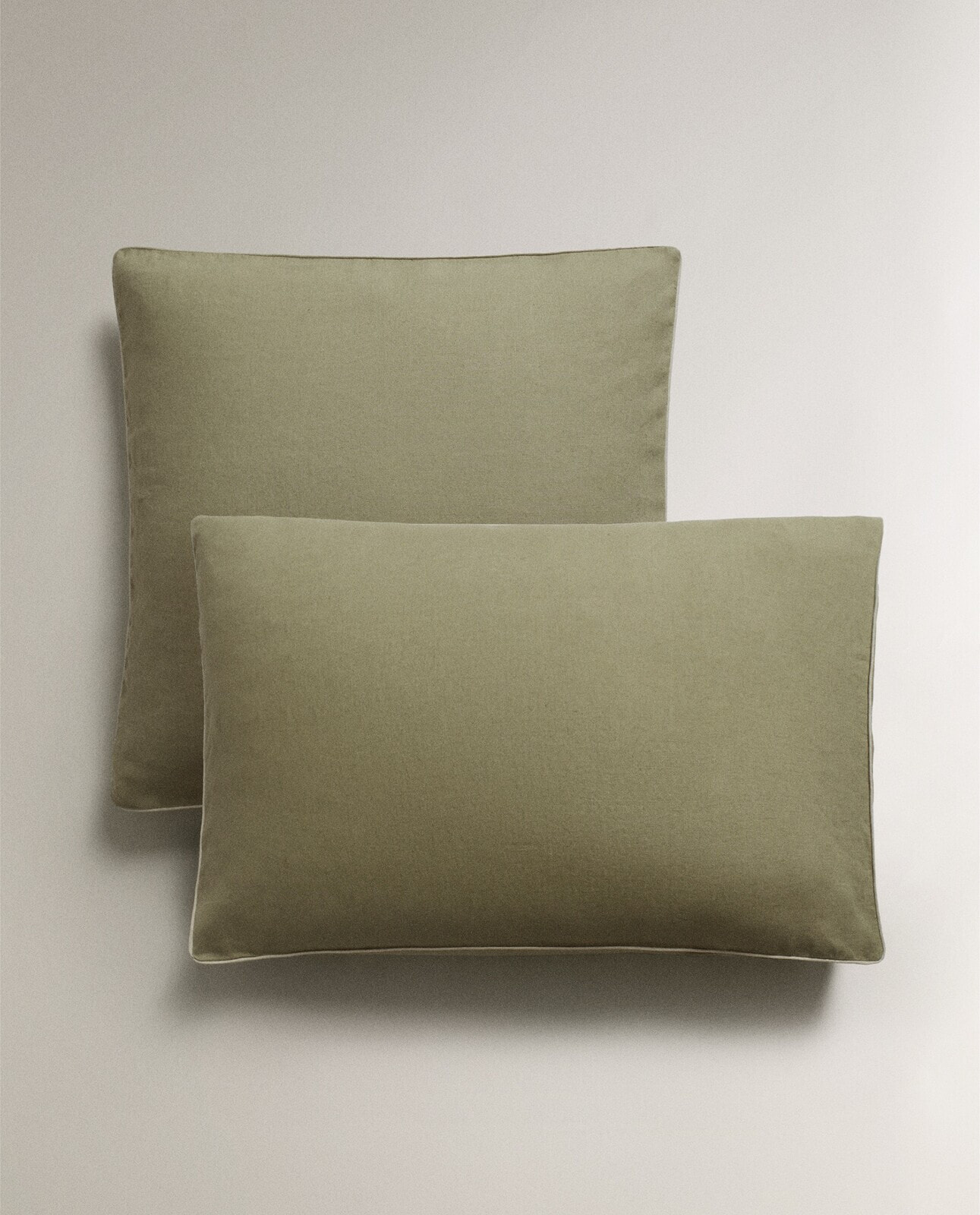 Linen pillowcase with piping