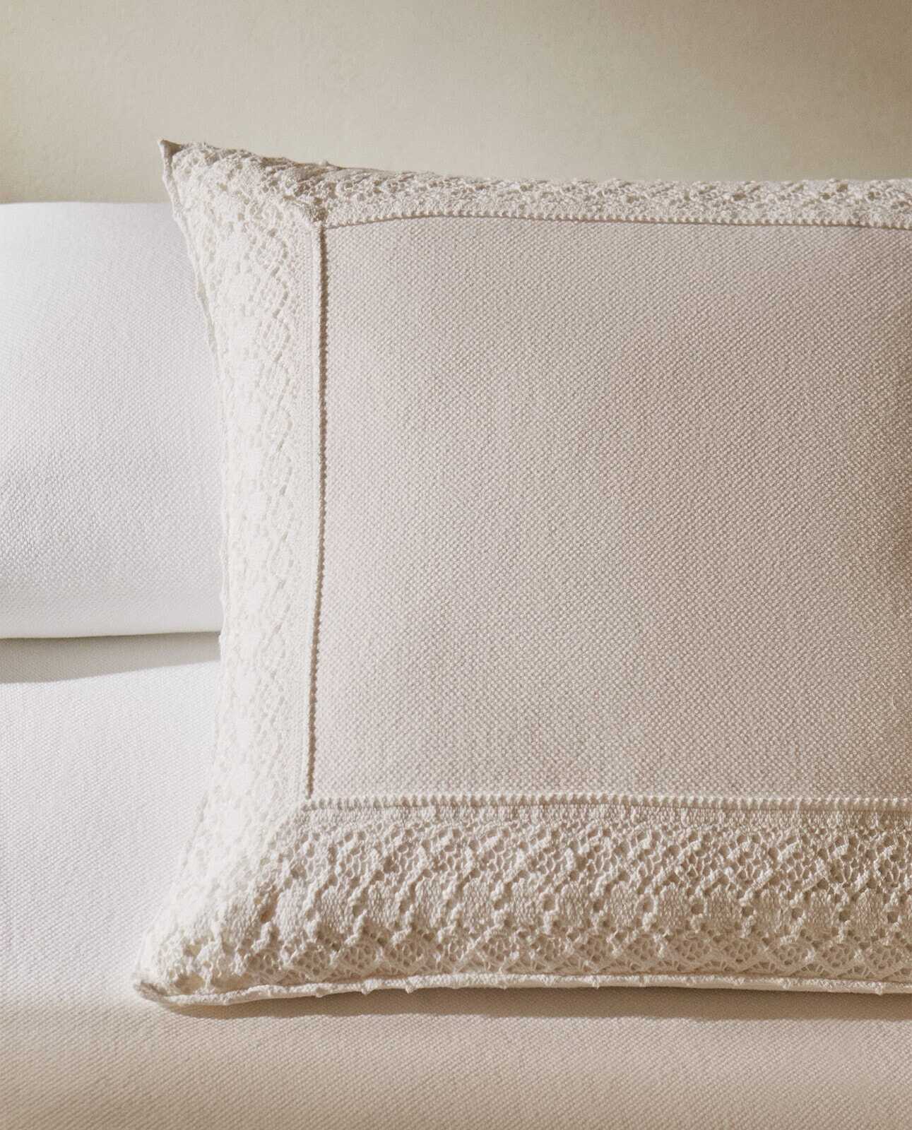 Cushion cover with lace trim