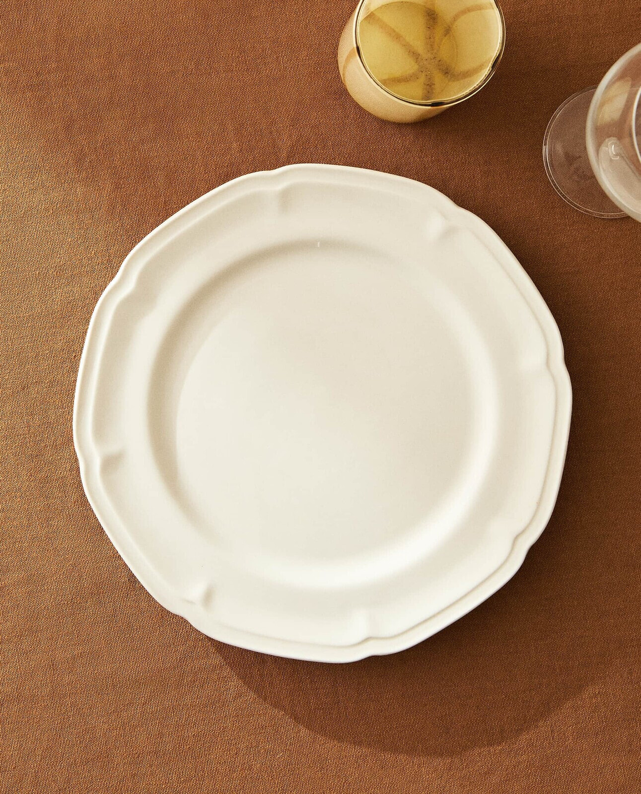 Porcelain dinner plate