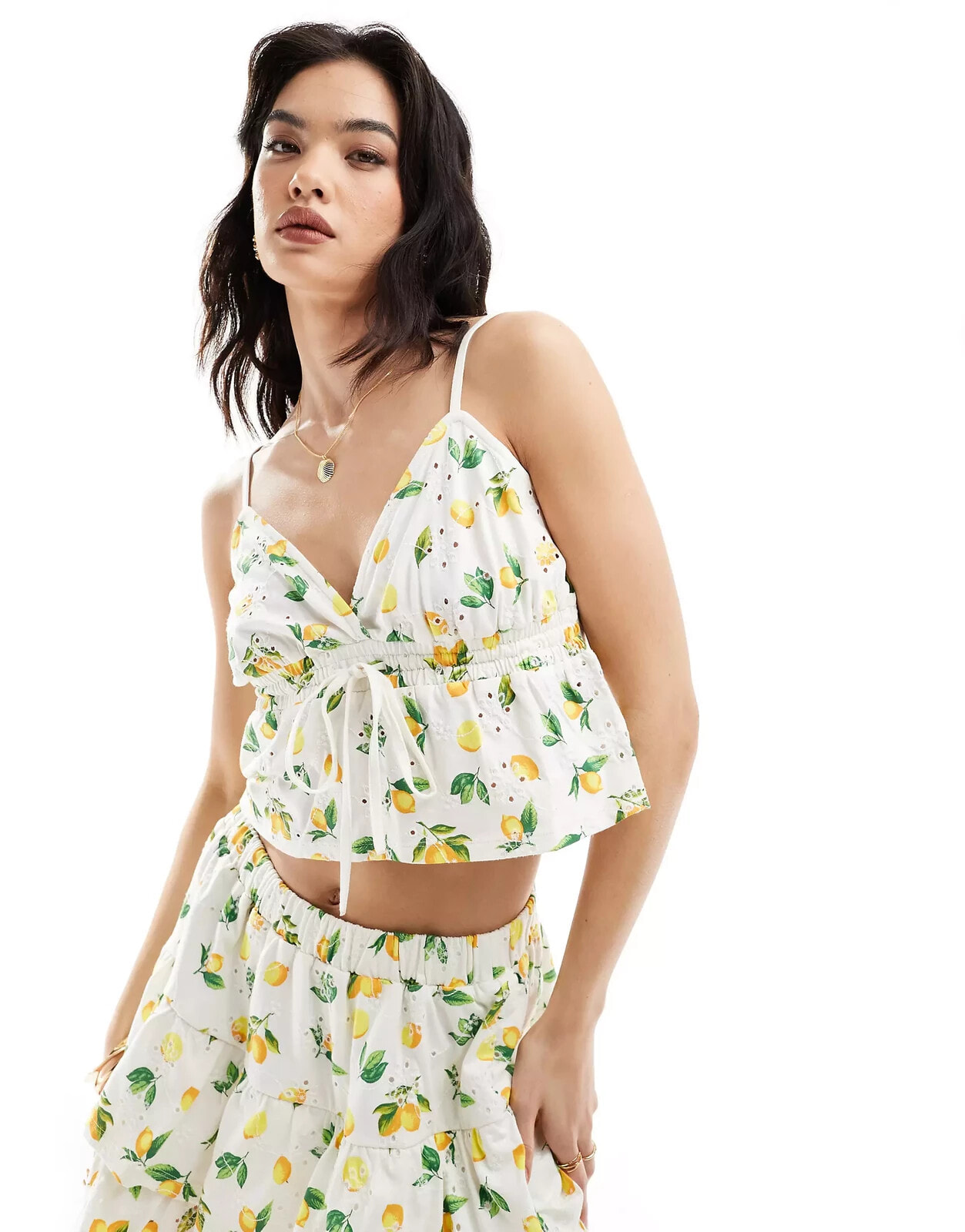 ASOS DESIGN – Babydoll-Camisole mit Lochstickerei und Zitronenmuster, Kombiteil