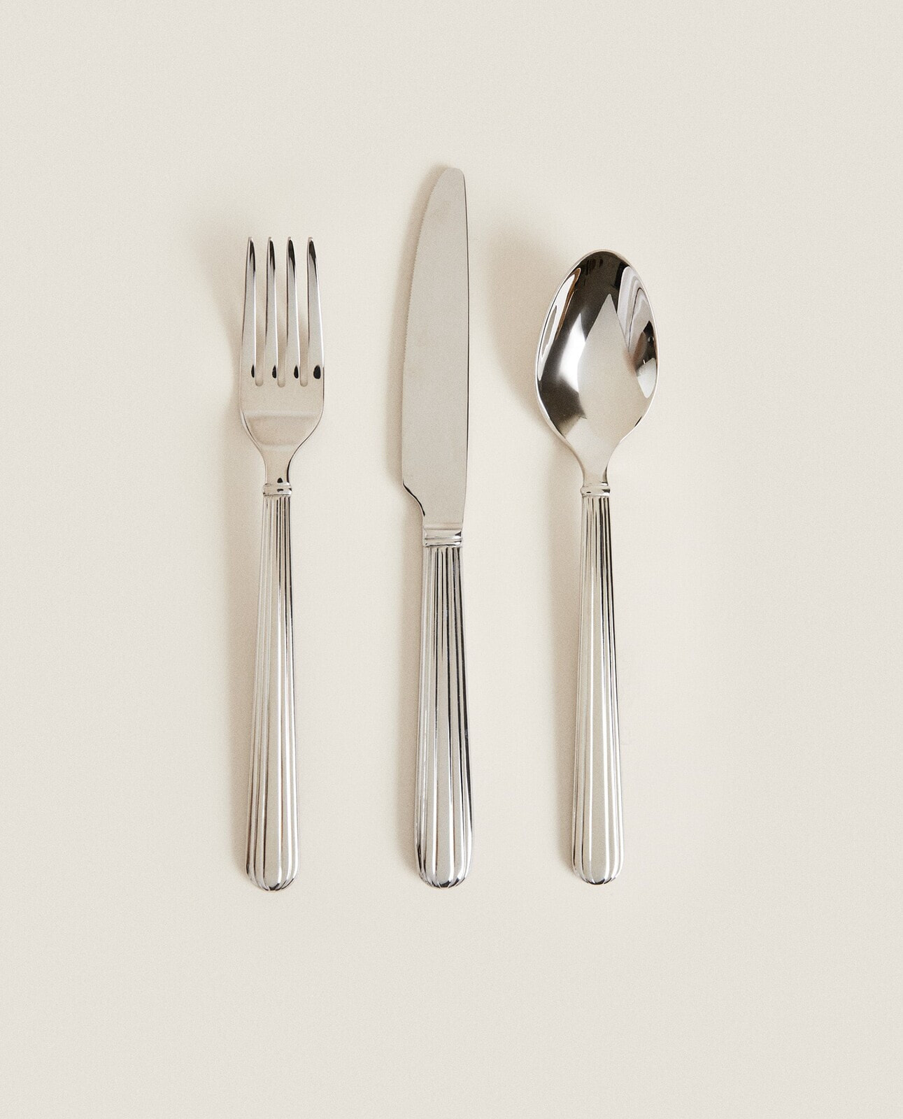 Steel cutlery set with scored handle