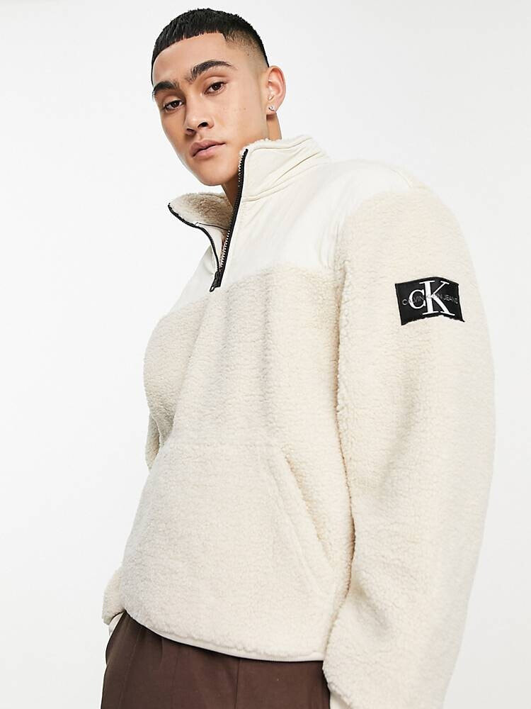 Calvin Klein Jeans – Teddyfell-Sweatshirt in durchbrochenem Weiß mit kurzem Reißverschluss und Logoaufnäher