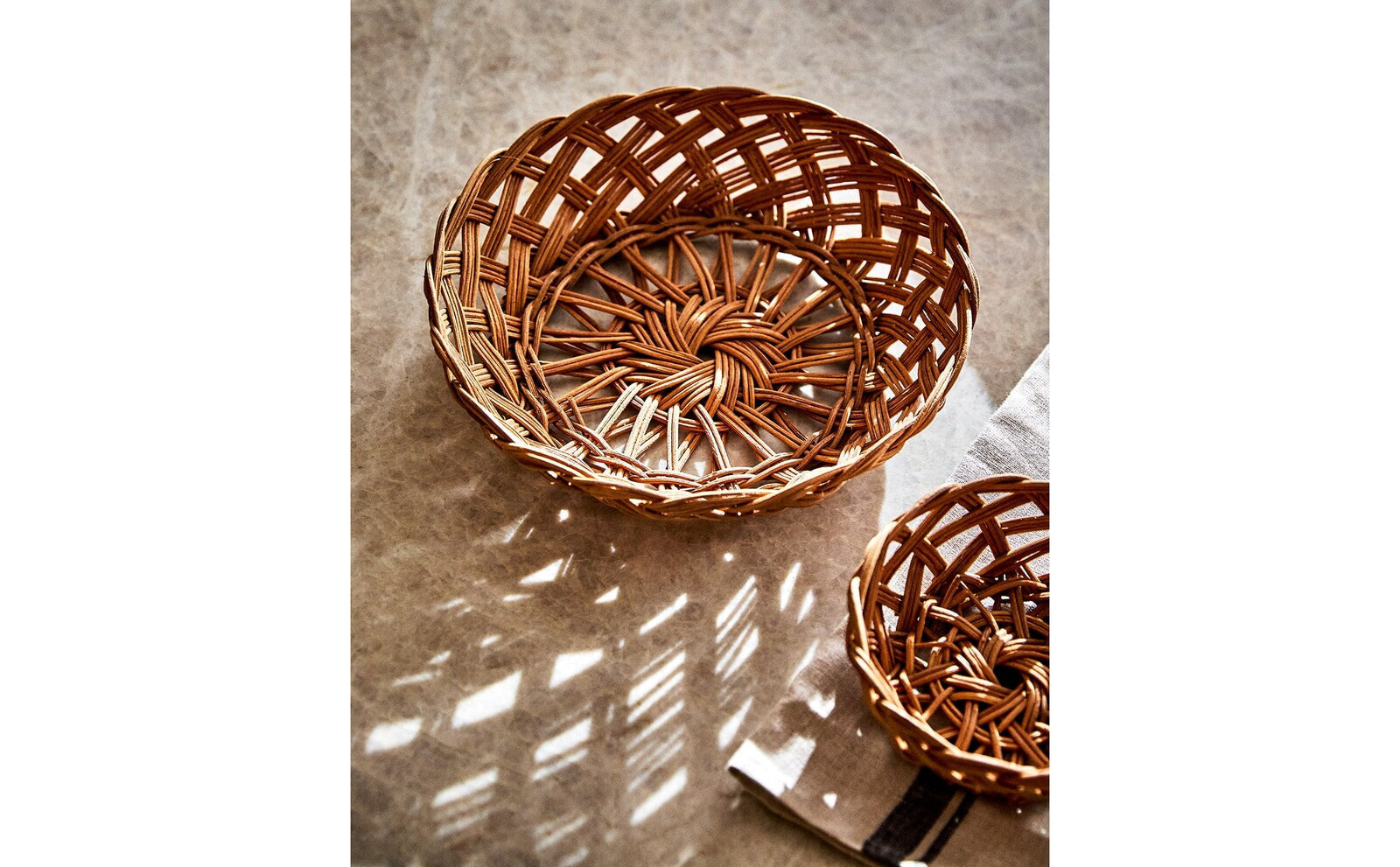 Round rattan basket