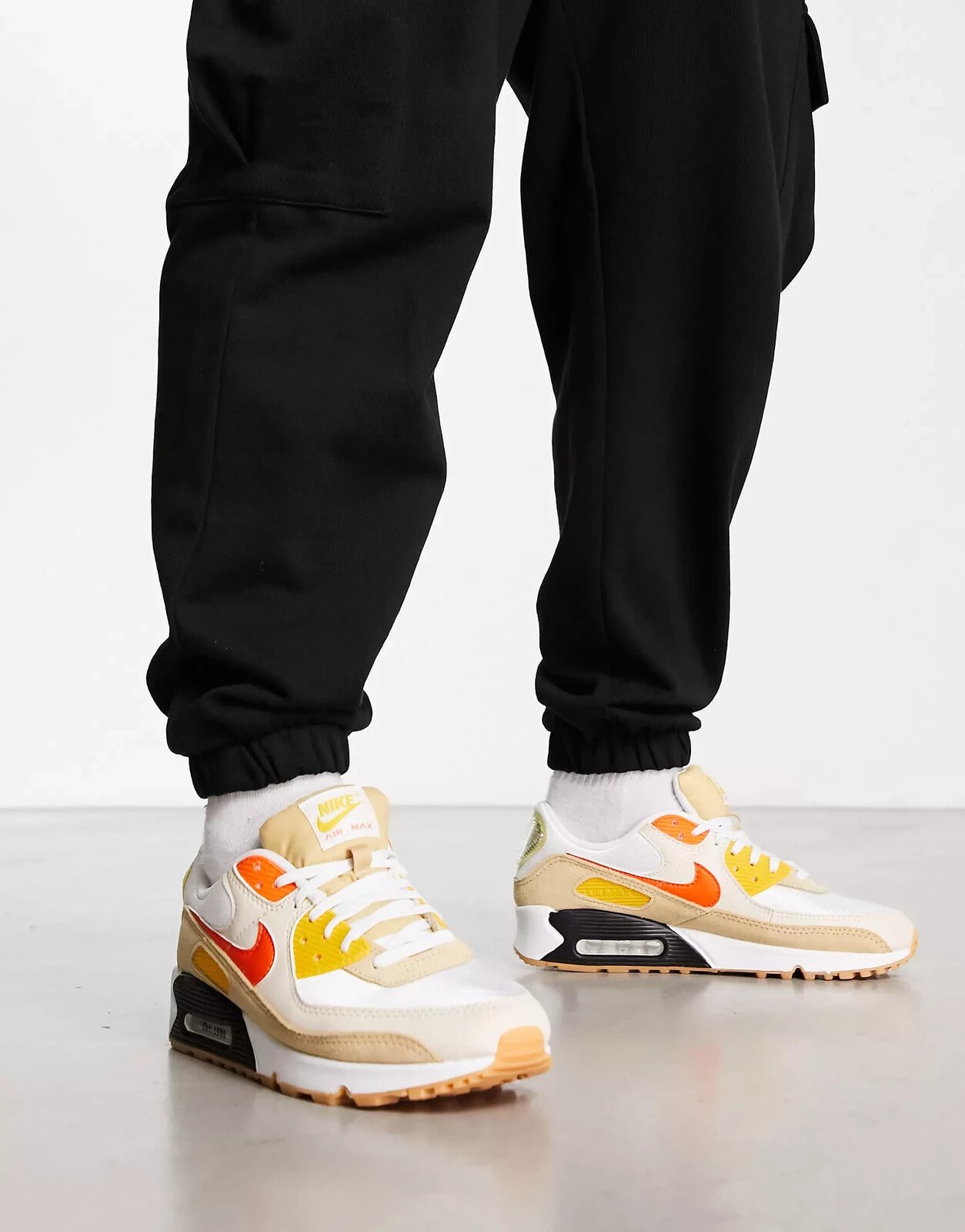 Nike – Air Max 90 – Sneaker in Steinbeige und Orange