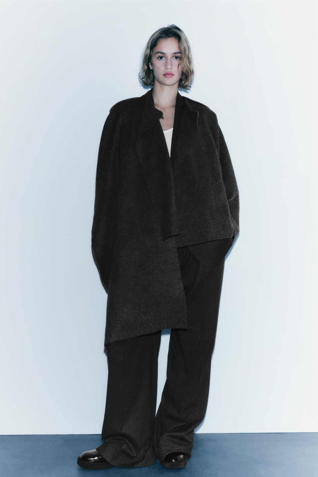 Короткое трикотажное пальто с асимметричным шарфом ZARA