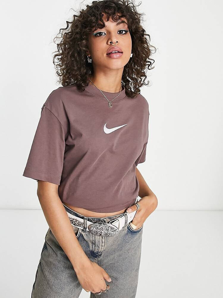 Nike – T-Shirt in Pflaume mit mittelgroßem Swoosh-Logo
