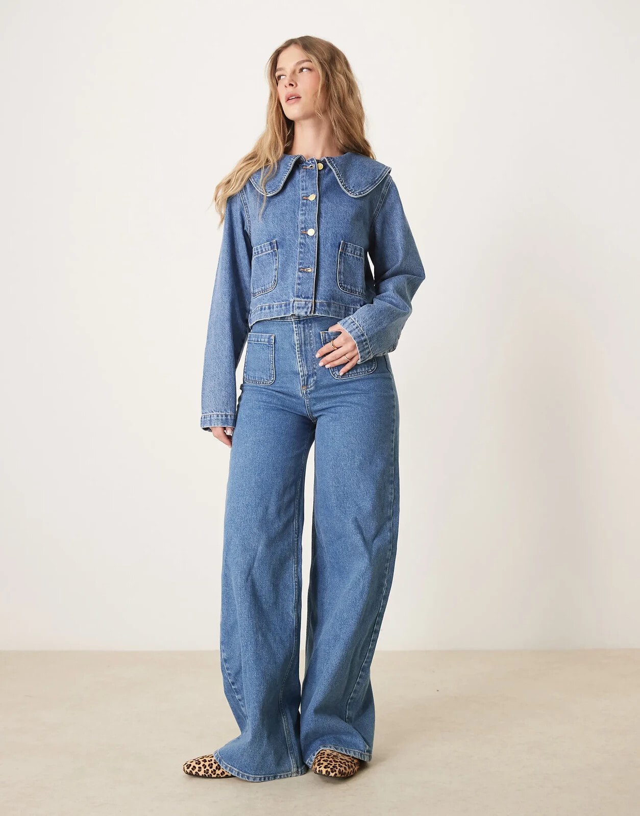 ASOS DESIGN – Jeansjacke in Mittelblau mit rundem Kragen, Kombiteil