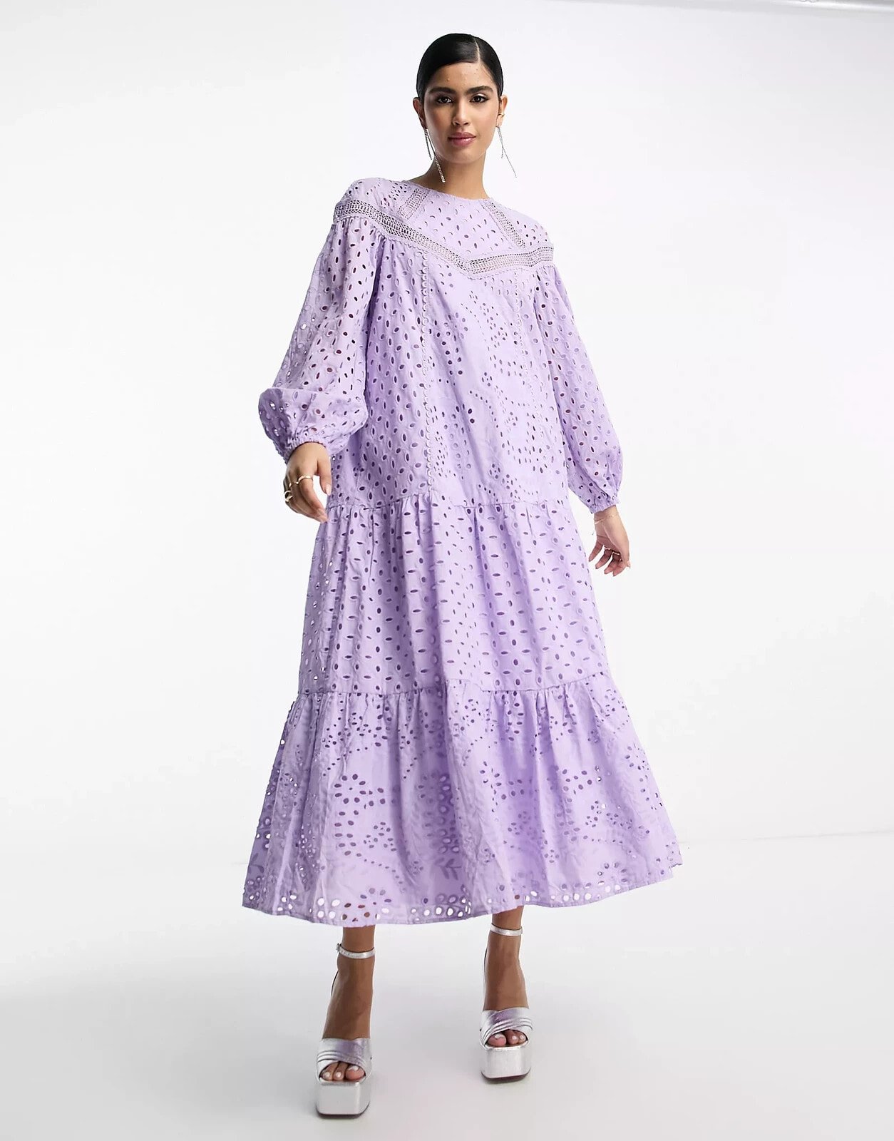 ASOS DESIGN – Maxikleid in Flieder mit Lochstickerei und Spitzeneinsätzen