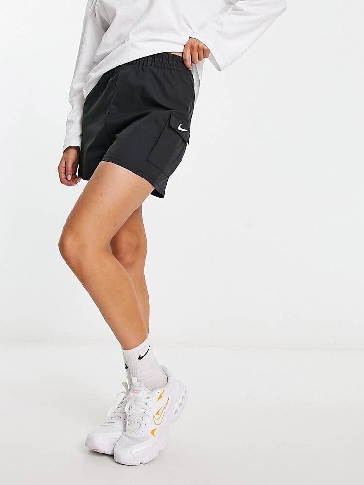 Nike – Shorts aus Webstoff in Schwarz mit Cargotaschen und kleinem Swoosh-Logo