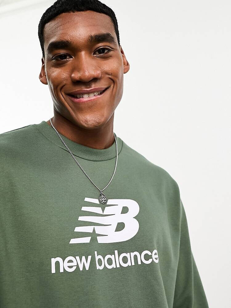New Balance – Essentials – Sweatshirt aus Fleece in Grün mit Stapel-Logo und Rundhalsausschnitt