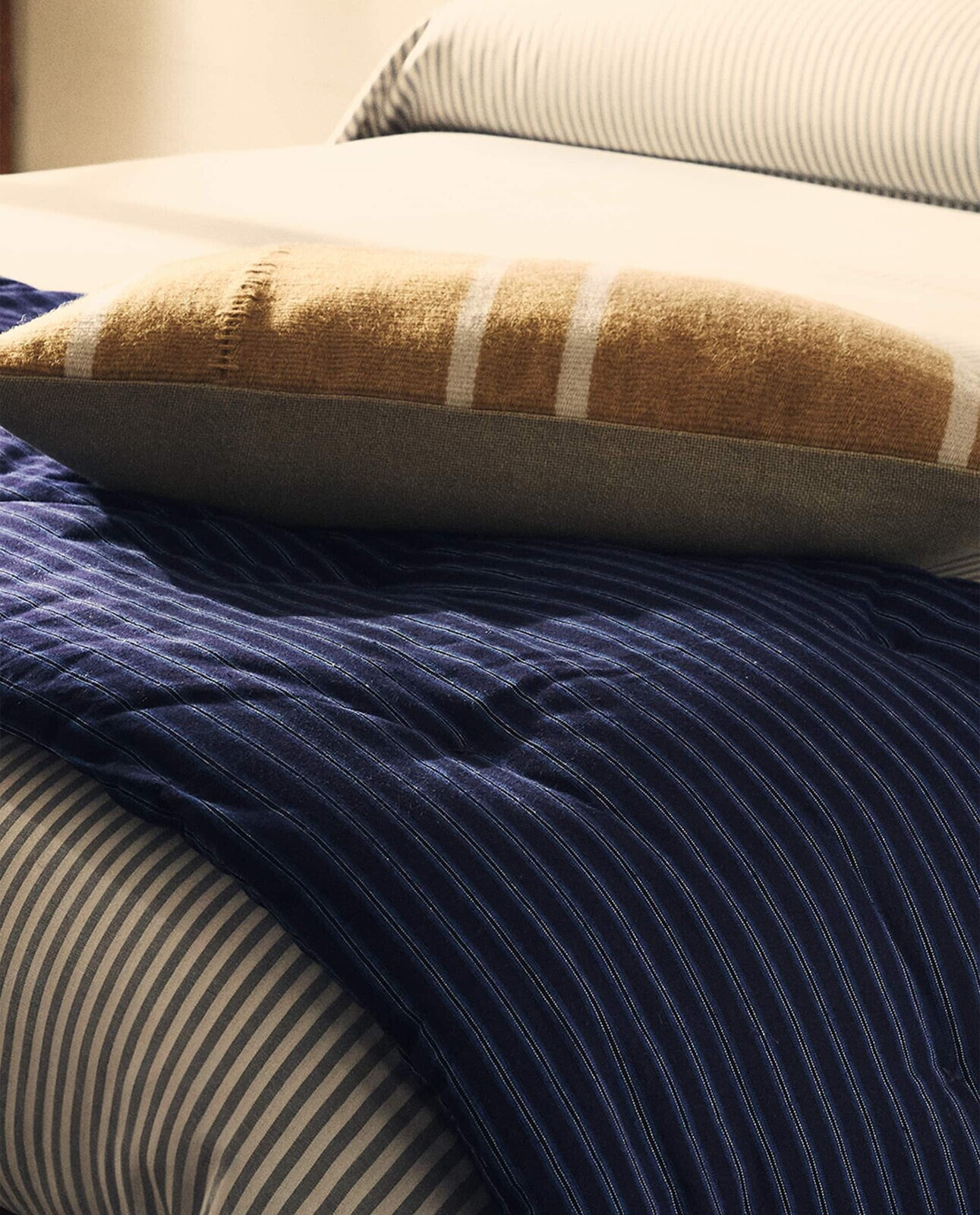 Duvet cover with narrow stripes