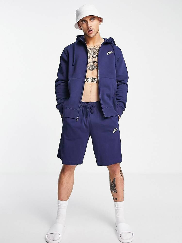 Nike – Club – Shorts in Marine