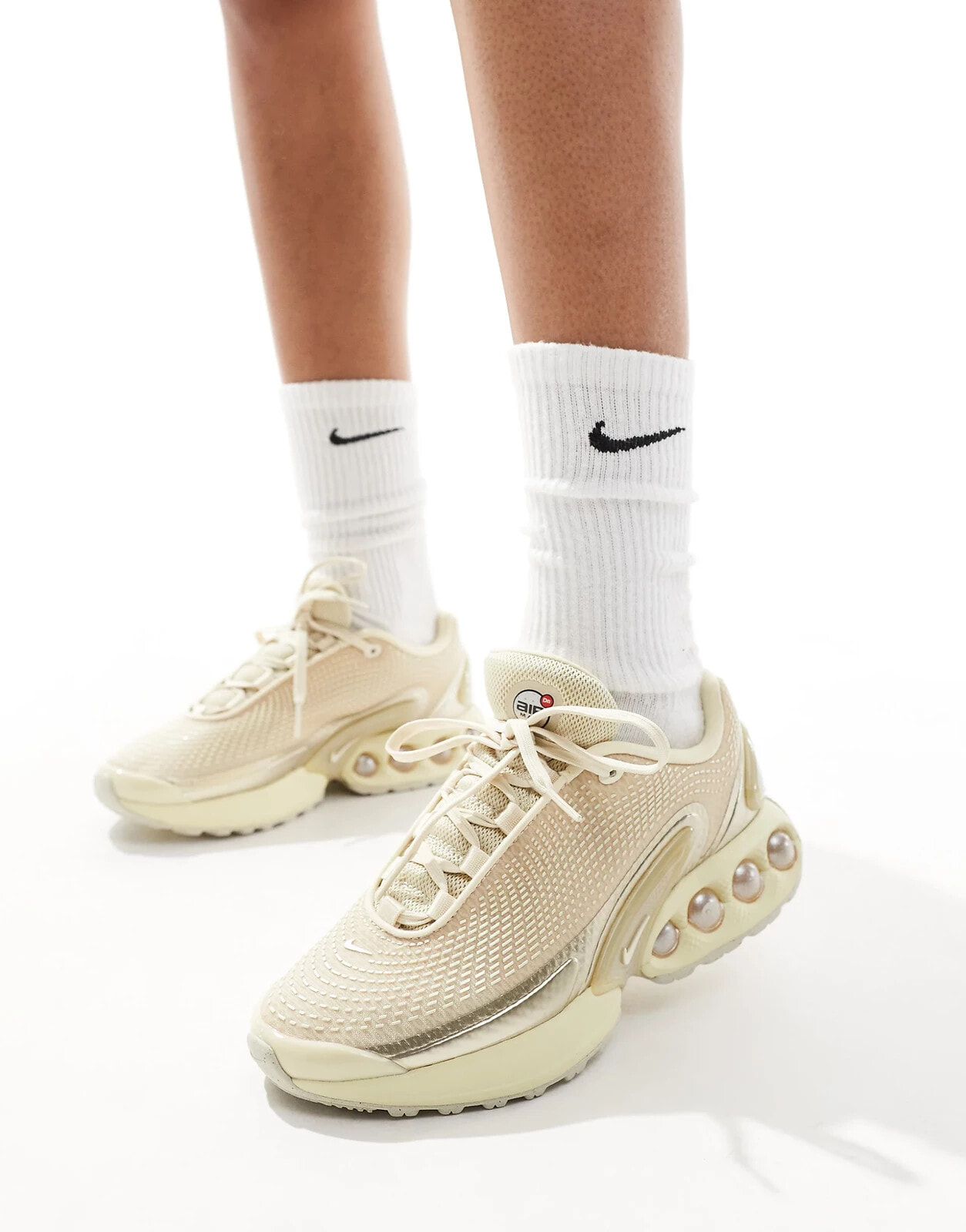 Nike – Air Max DN – Sneaker in Beige und Gold