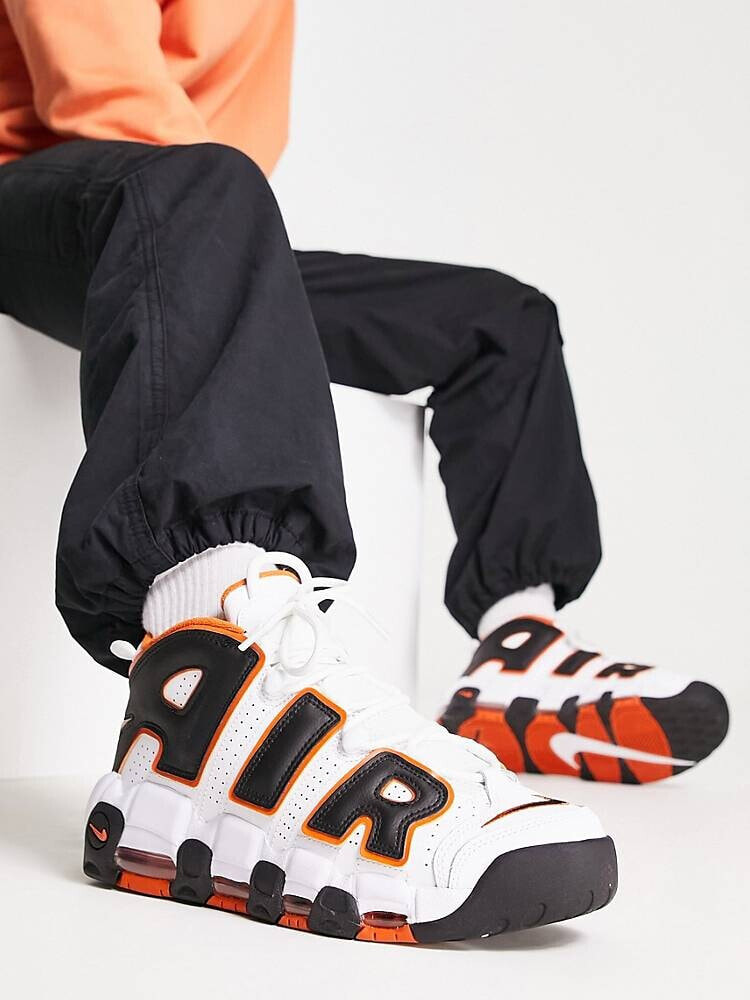 Nike – Air More Uptempo – Sneaker in Weiß und Orange