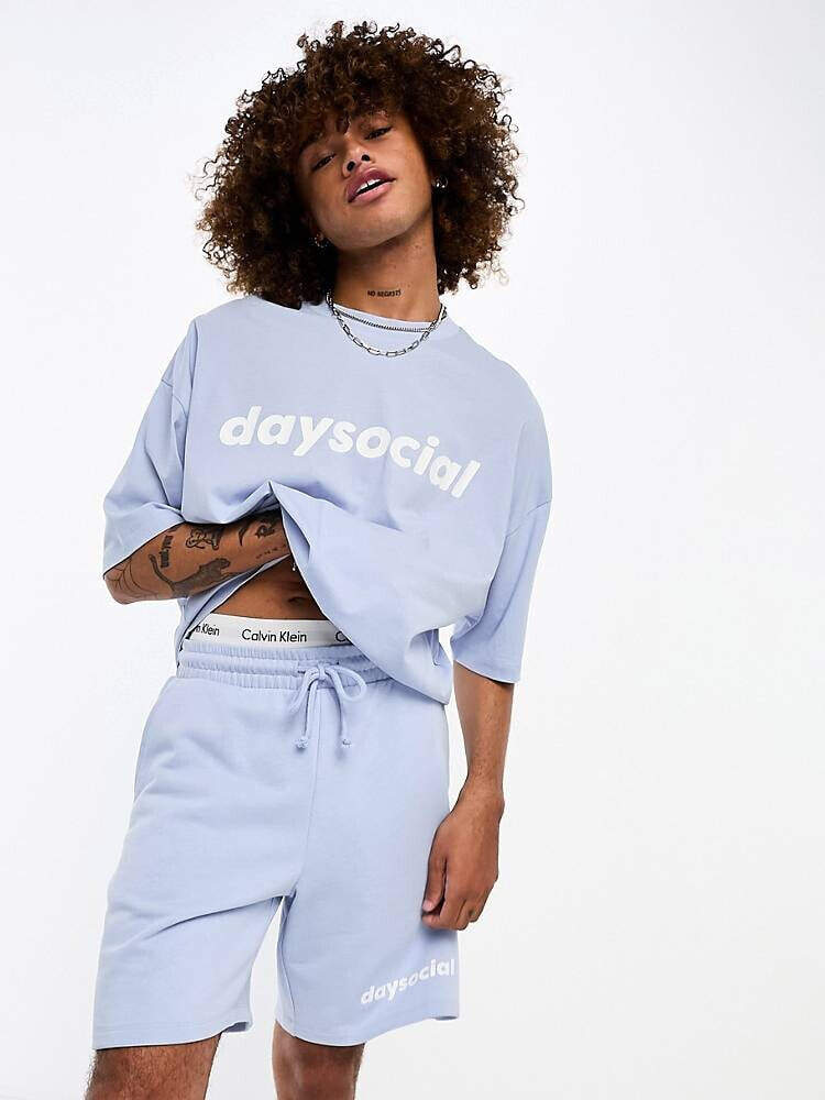 ASOS Daysocial – Locker geschnittene Shorts in Lila mit Logoprint, Kombiteil