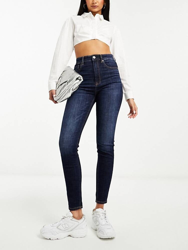 Stradivarius – Eng geschnittene Jeans mit superhohem Bund in Mittelblau