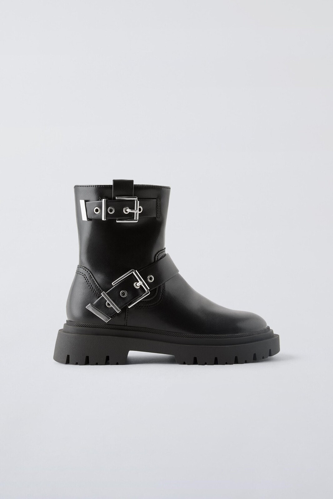 Casual ankle boots with buckles