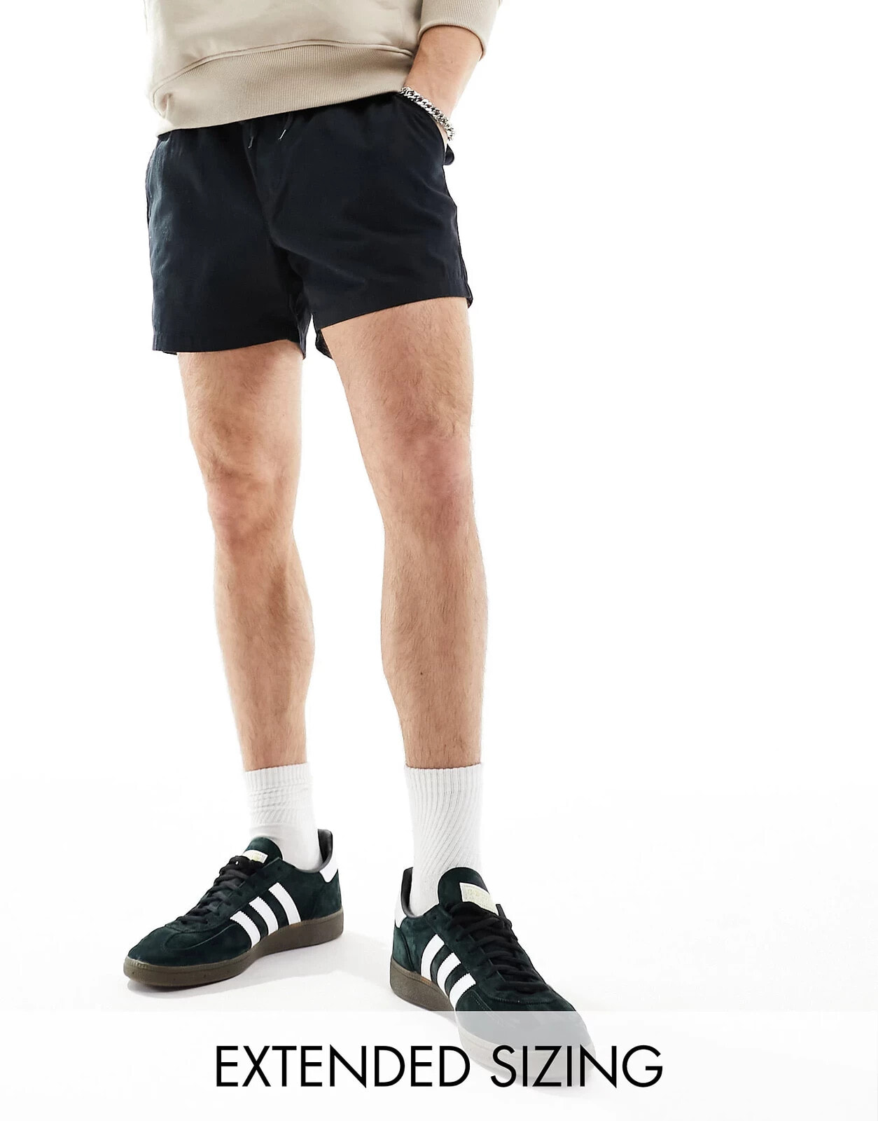 ASOS DESIGN – Schmale, kürzere Chino-Shorts in Schwarz mit elastischem Bund