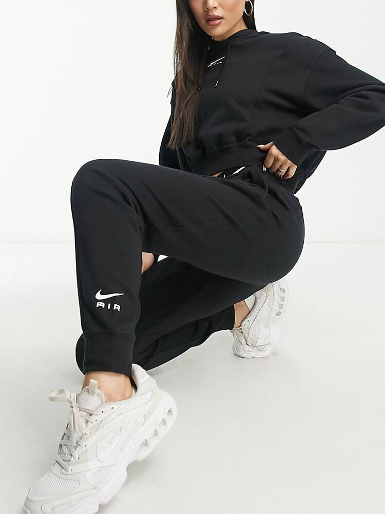 Nike Air fleece joggers in black Nike Цвет: Черный; Размер: M купить от 12456 рублей в интернет-магазине ShopoTam.com, женские брюки джоггеры Nike