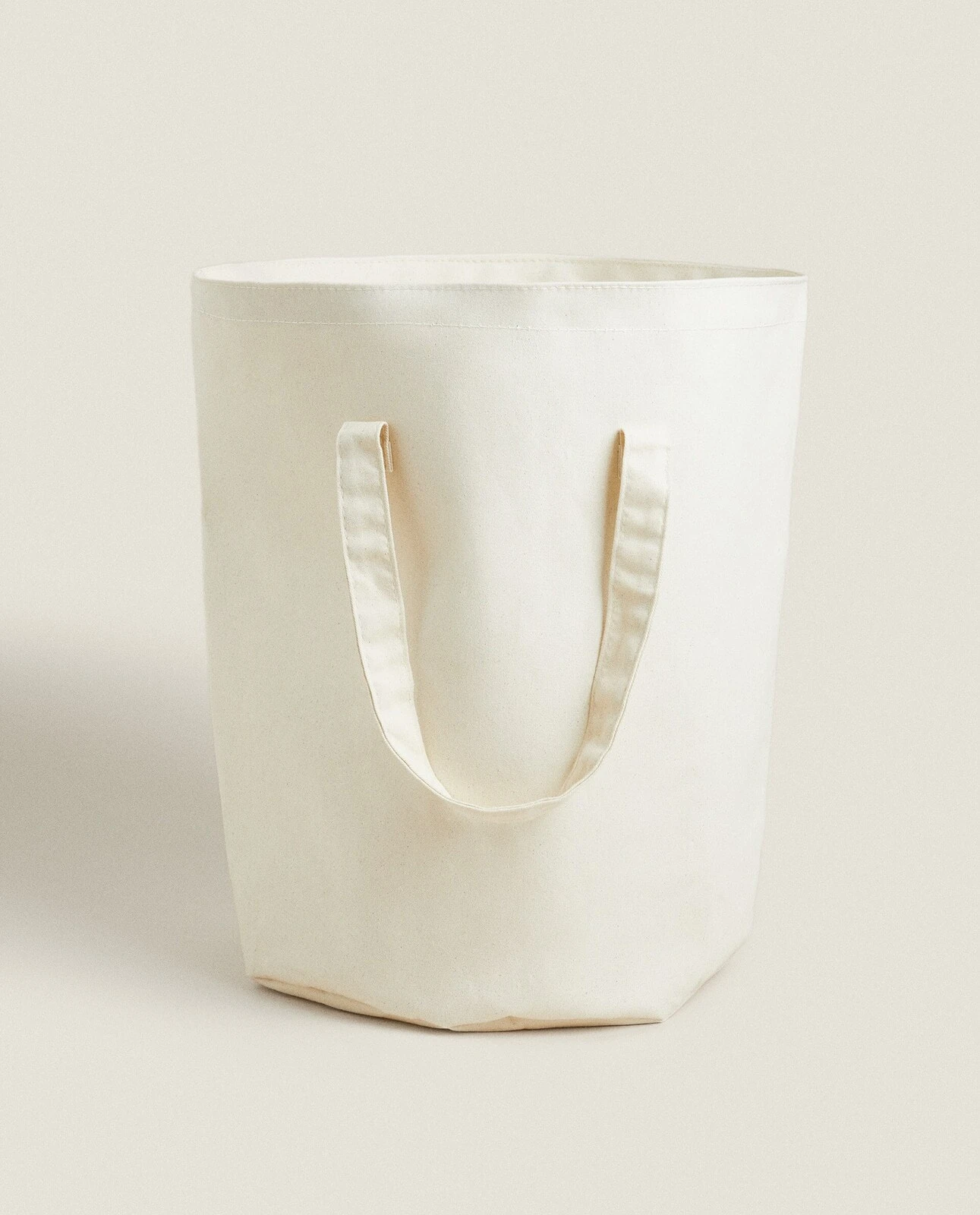 Round laundry basket with handles