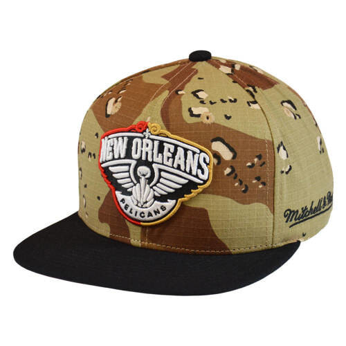 Мужская бейсболка с логотипом Mitchell&Ness Czapka z daszkiem Mitchell & Ness NBA Choco Camo New Orleans Pelicans