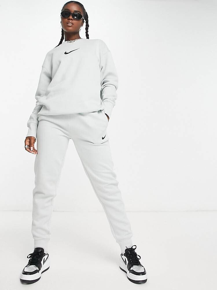 Nike – Jogginghose in Silber mit mittelgroßem Swoosh-Logo