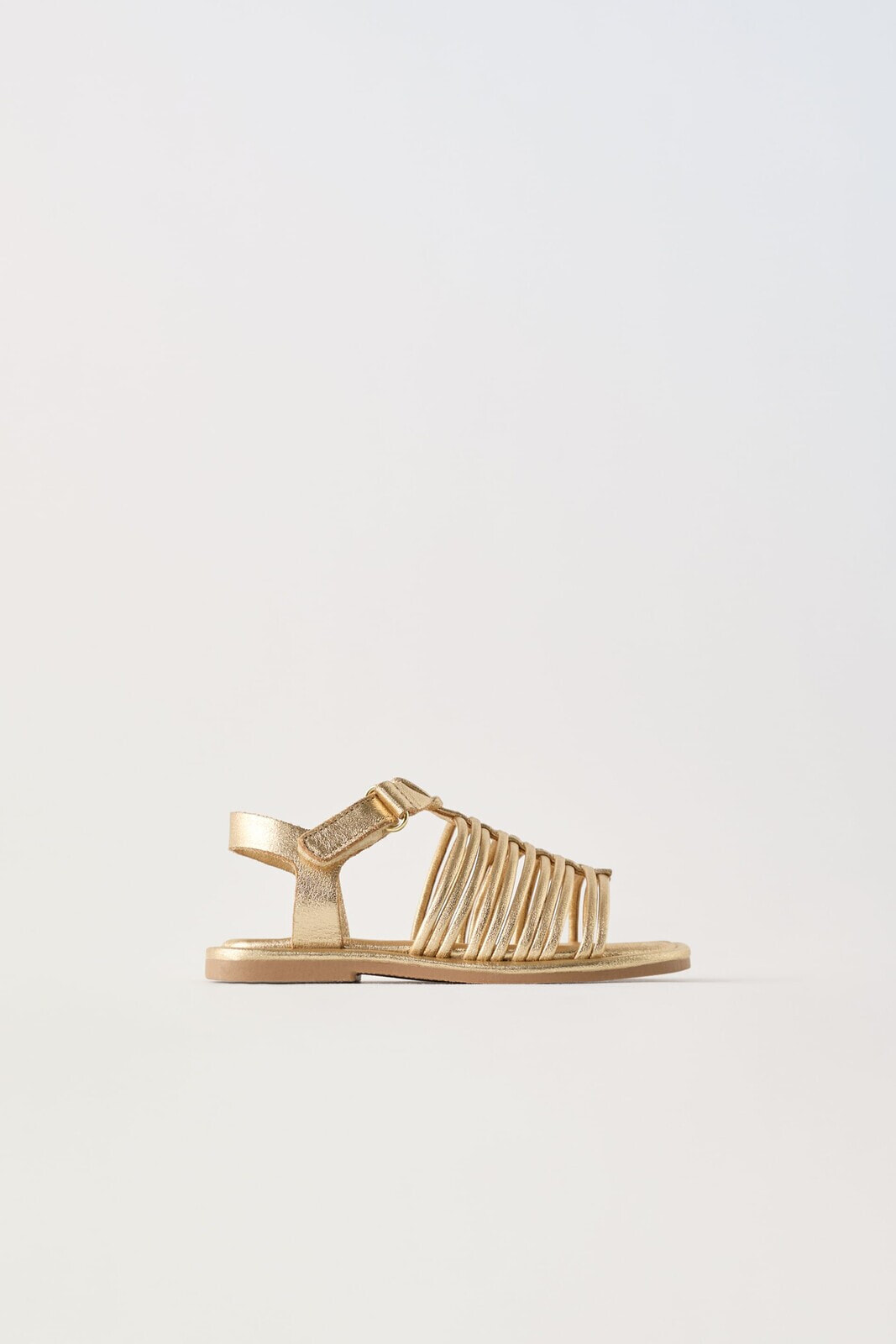 Metallic sandals with straps