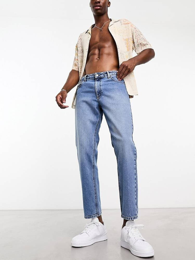 ASOS DESIGN – Klassische, feste Jeans in verwaschenem Mittelblau