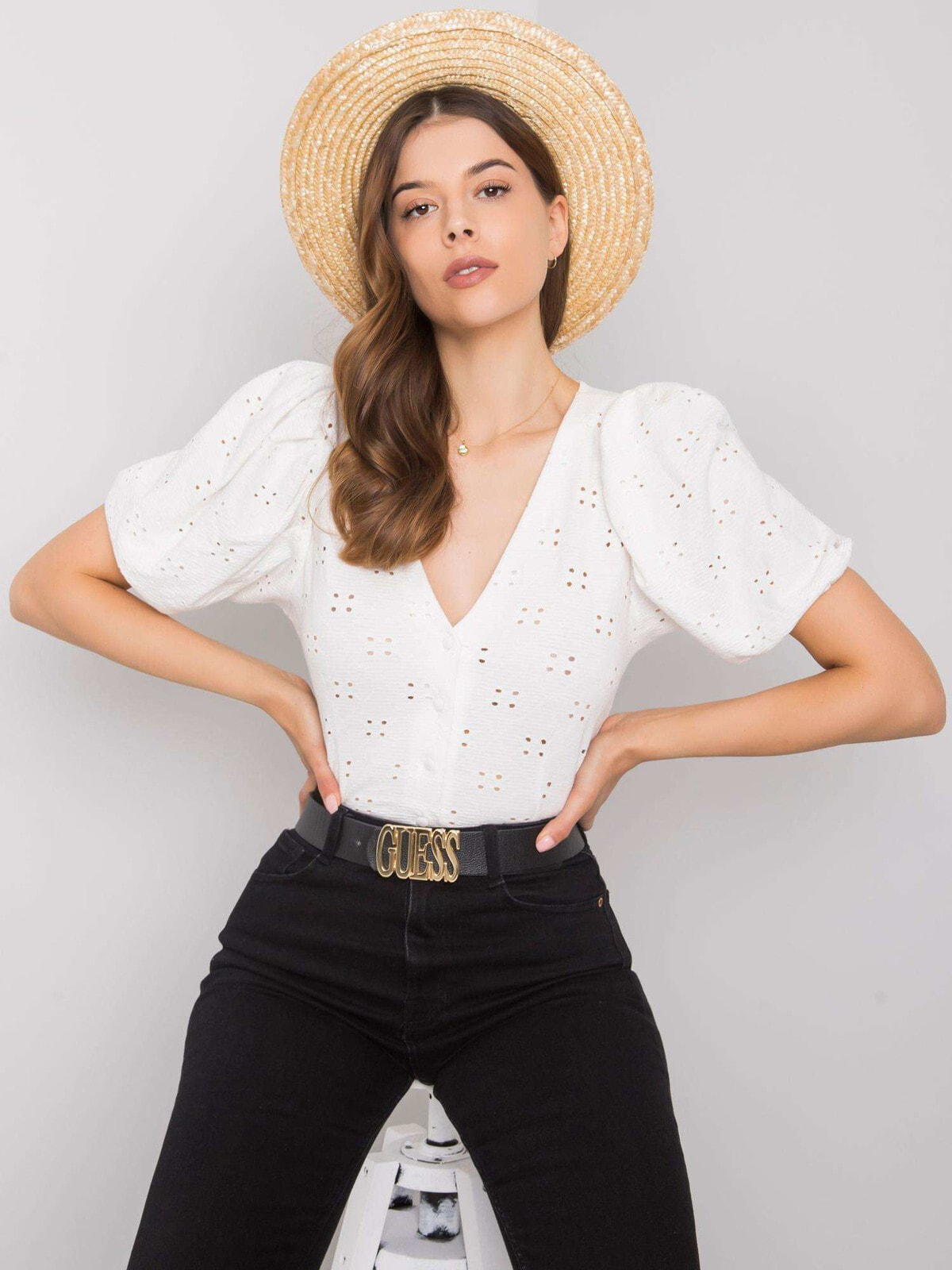 Женская блузка с объемным коротким рукавом и треугольным вырезом белая Factory Price