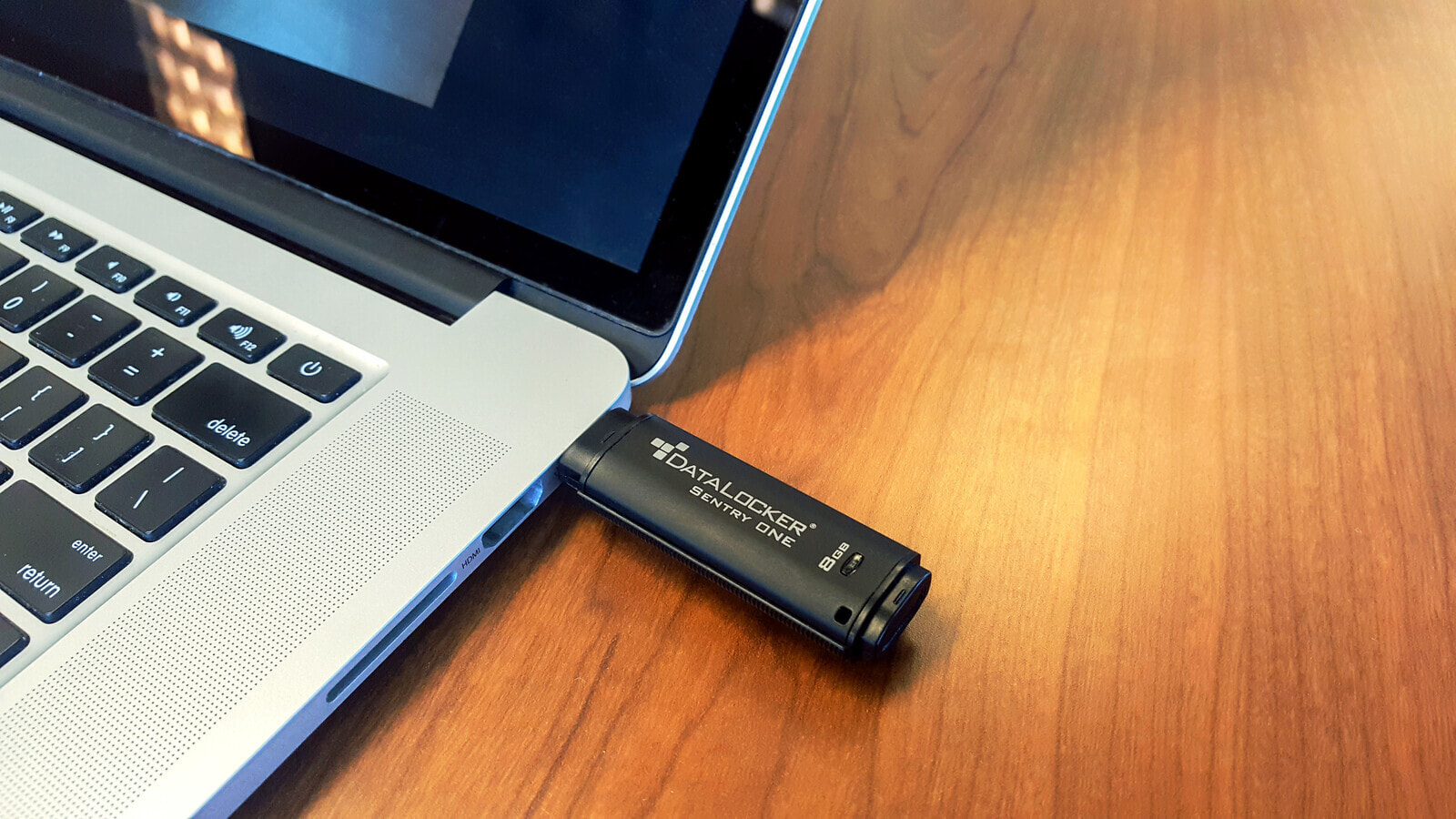 Origin Storage DataLocker Sentry ONE USB флеш накопитель 8 GB USB тип-A 3.2 Gen 1 (3.1 Gen 1) Черный SONE008