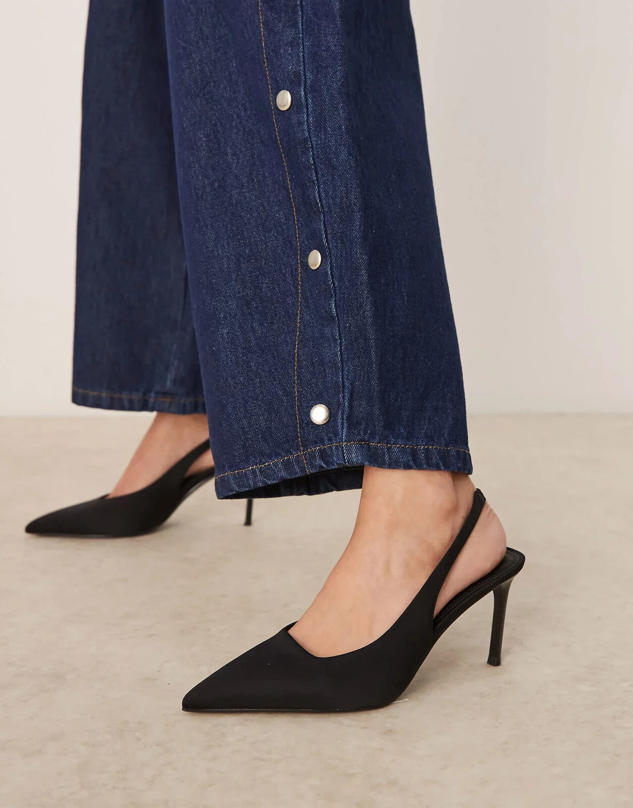 ASOS DESIGN Wide Fit – Spicy – Schuhe in Schwarz mit mittelhohem Stilettoabsatz und Fersenriemen, weite Passform