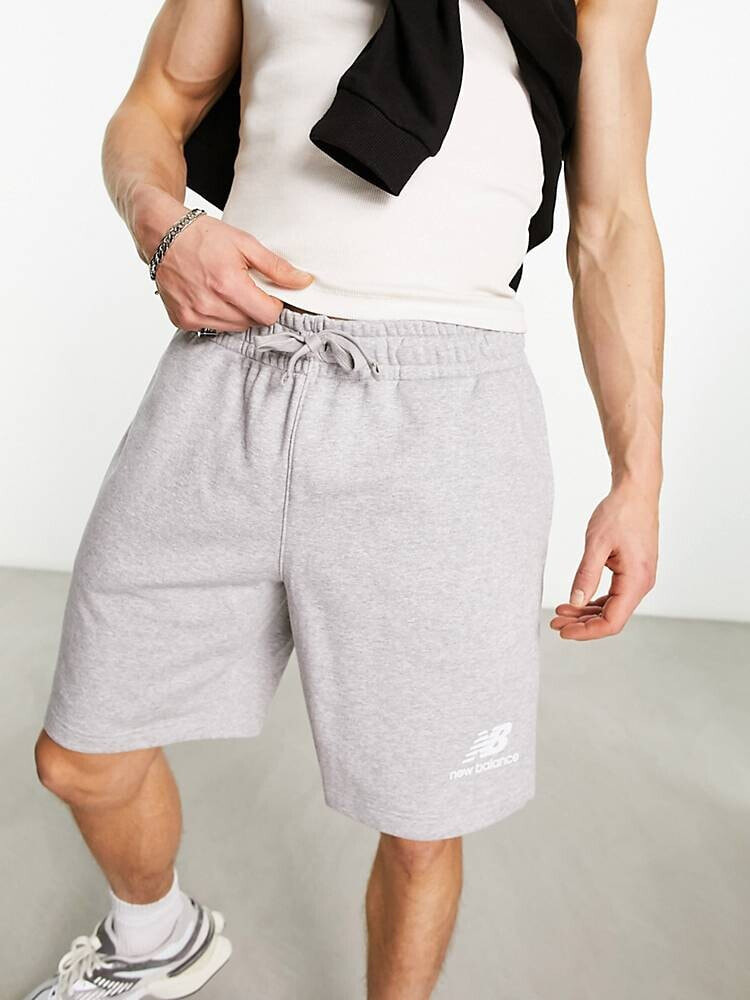 New Balance – Essentials – Fleece-Shorts in Grau mit Stapel-Logo