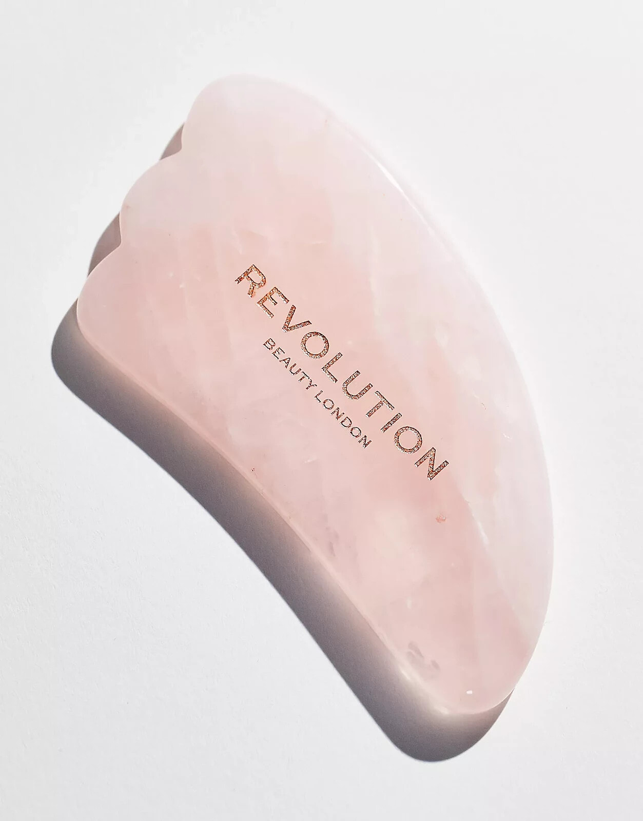 Revolution Beauty – Gua Sha aus Rosenquarz