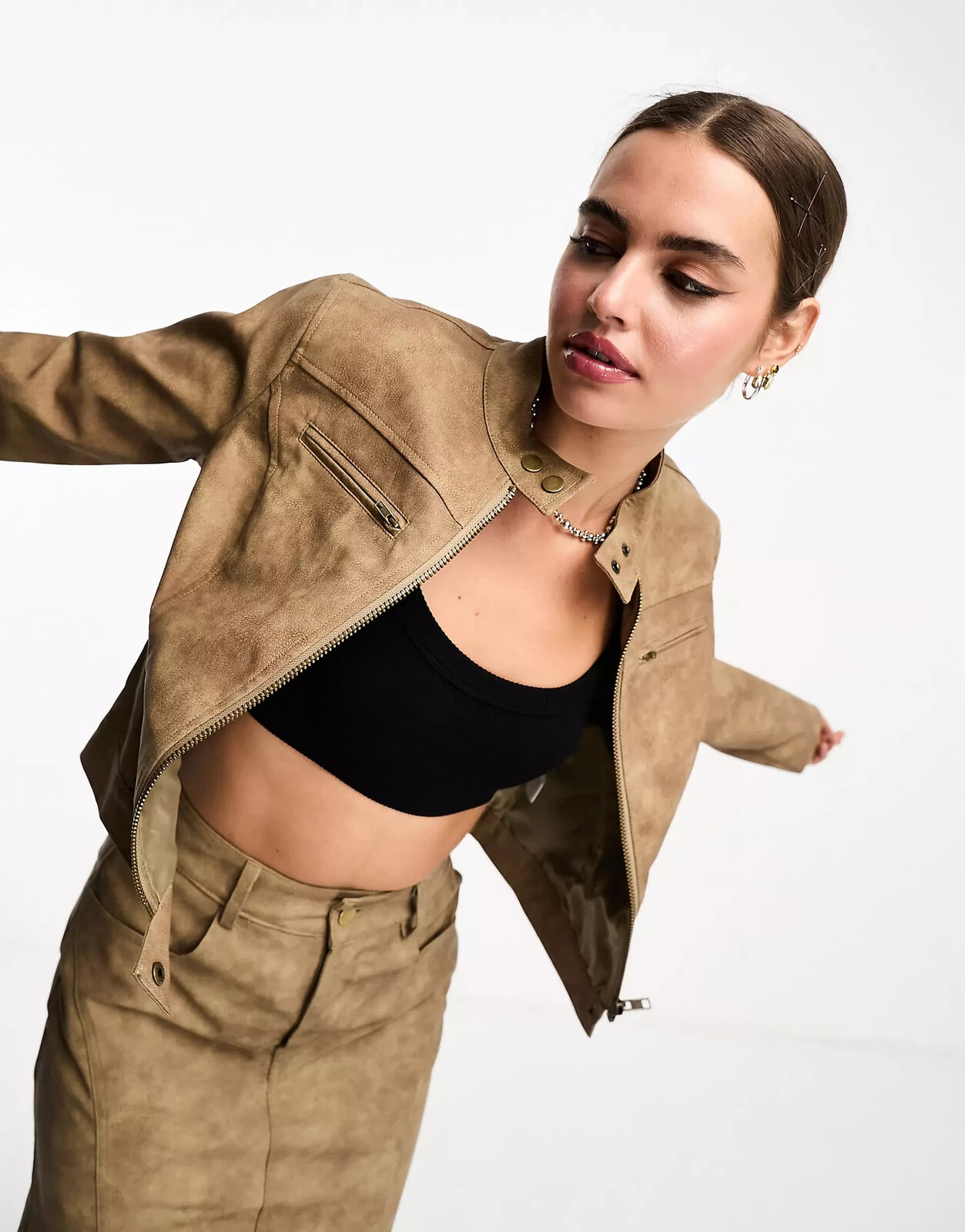 Bailey Rose fitted moto jacket in mocha faux leather co-ord купить по цене  6137 рублей в Москве — в интернет-магазине ФАРЦА